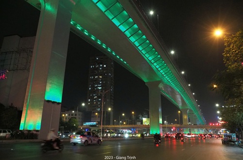 Hanoi diverts traffic at night to serve urban lighting upgrades. Photo: Xuan Giang