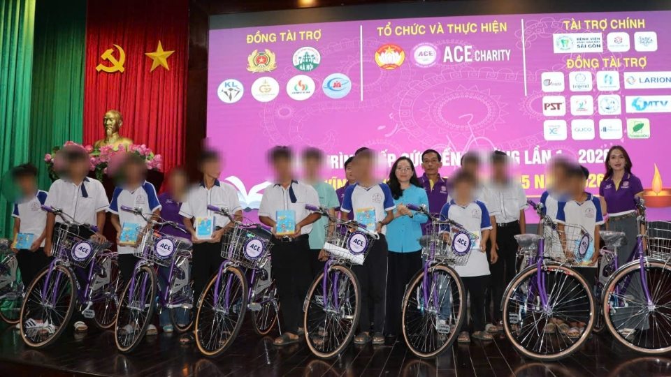 Ms. Nguyen Thi Hong Nhung - Member of the Standing Committee of the Provincial Party Committee, Standing Vice Chairman of the Provincial Vietnam Fatherland Front Committee and representatives of sponsors present bicycles to students at the "Supporting Education to School" program. Photo: Vietnam Fatherland Front of Vinh Long province