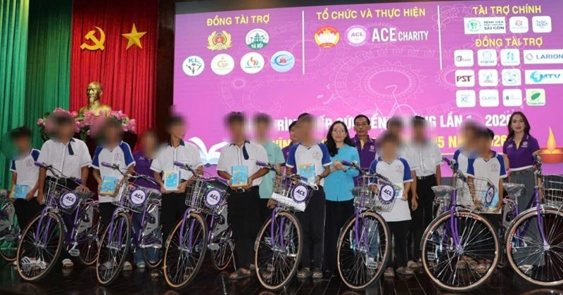 Vĩnh Long: Trao 300 xe đạp cho học sinh khó khăn qua chương trình "Tiếp sức đến trường