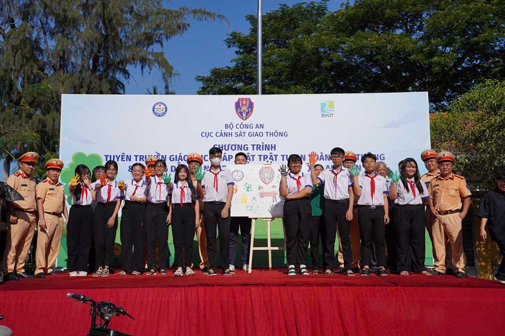 Le programme combine la sensibilisation juridique avec des activités interactives afin de sensibiliser les élèves à la sécurité routière à Tây Ninh. Photo: Anh Vũ
