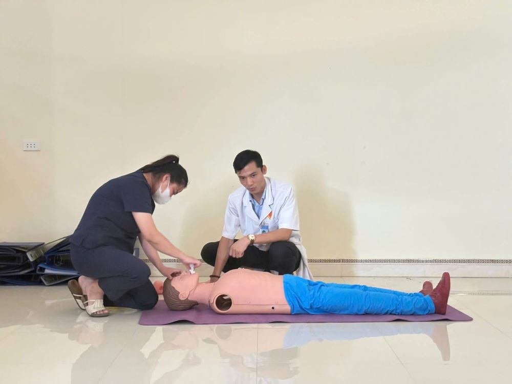 Through the training program, workers and in-charge specialists have access to a system of knowledge combined with practical practice on first aid techniques when labor accidents occur. Photo: Nghe An Trade Union