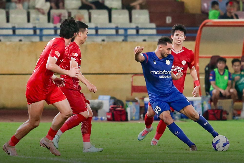 PVF-CAND continues to be at the bottom of the rankings despite winning 1 point against The Cong Viettel in round 24 of the V.League. Photo: PVF-CAND
