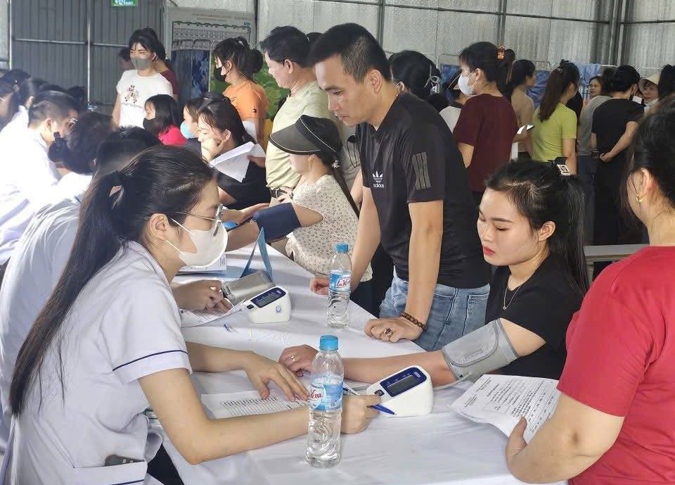 HiTex Co., Ltd. organizes periodic health check-ups for 616 union members and workers. Photo: Nghe An Trade Union