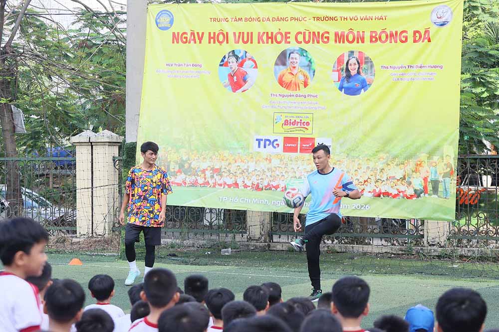 Former futsal player Nguyen Minh Tri (right) interacts with students at the program "Joyful Day with Football". Photo: Nguyen Khanh