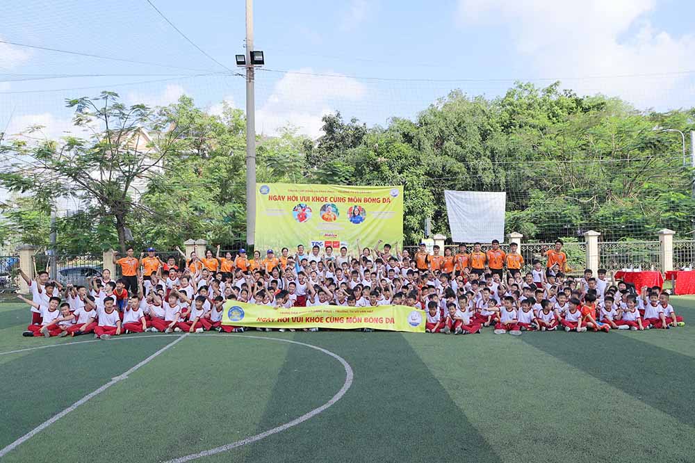 Gần 300 học sinh tham gia các hoạt động sôi nổi trong ngày hội bóng đá. Ảnh: Nguyễn Khanh