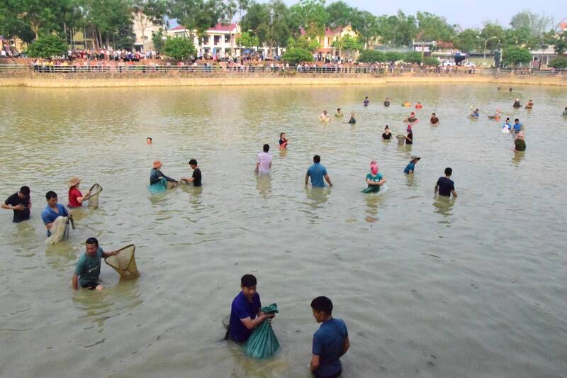 Thi bắt cá tại ao cộng đồng xã Sốp Cộp. Ảnh: Trường Sơn