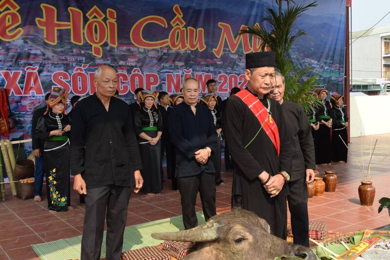 Nghi thức cúng cầu mùa được sân khấu hóa tại Lễ hội. Ảnh: Trường Sơn