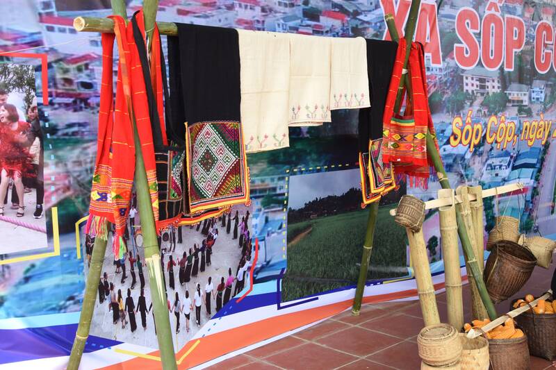 Chuẩn bị lễ vật cho nghi thức cúng cầu mùa. Ảnh: Trường Sơn