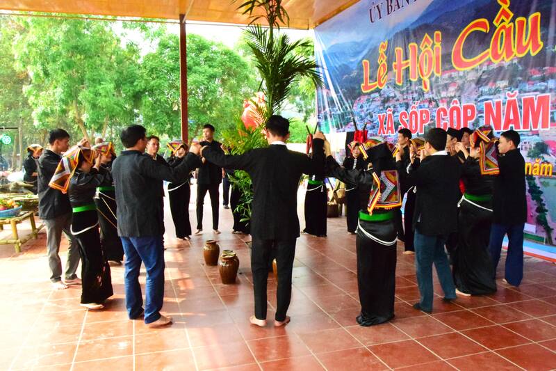 Tái hiện vòng xòe đoàn kết tại lễ hội. Ảnh: Trường Sơn