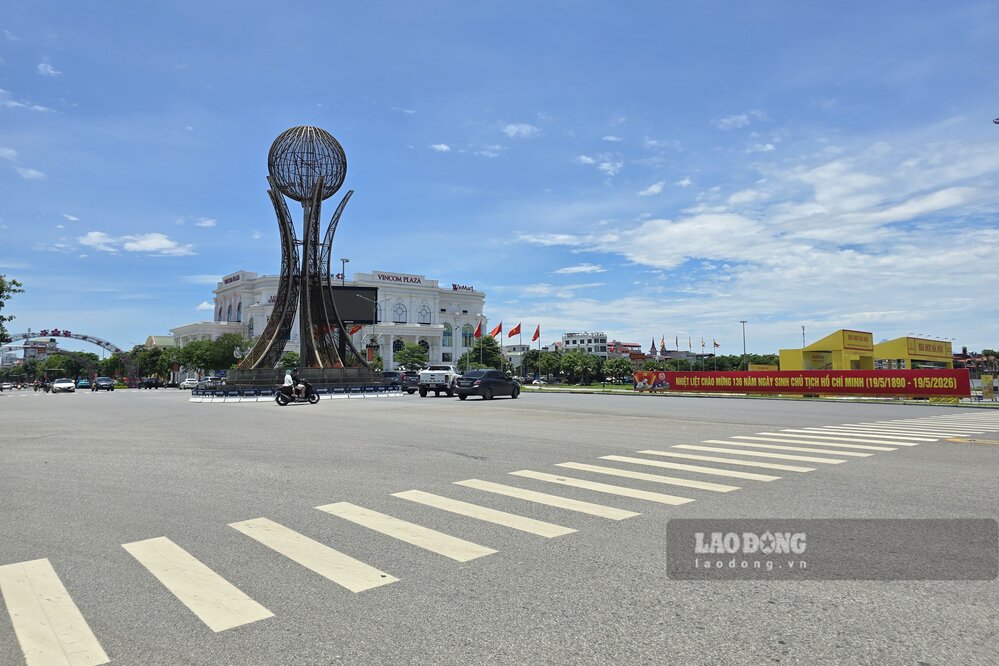 Quảng trường Hùng Vương giáp đại lộ Hùng Vương. Ảnh: Tô Công