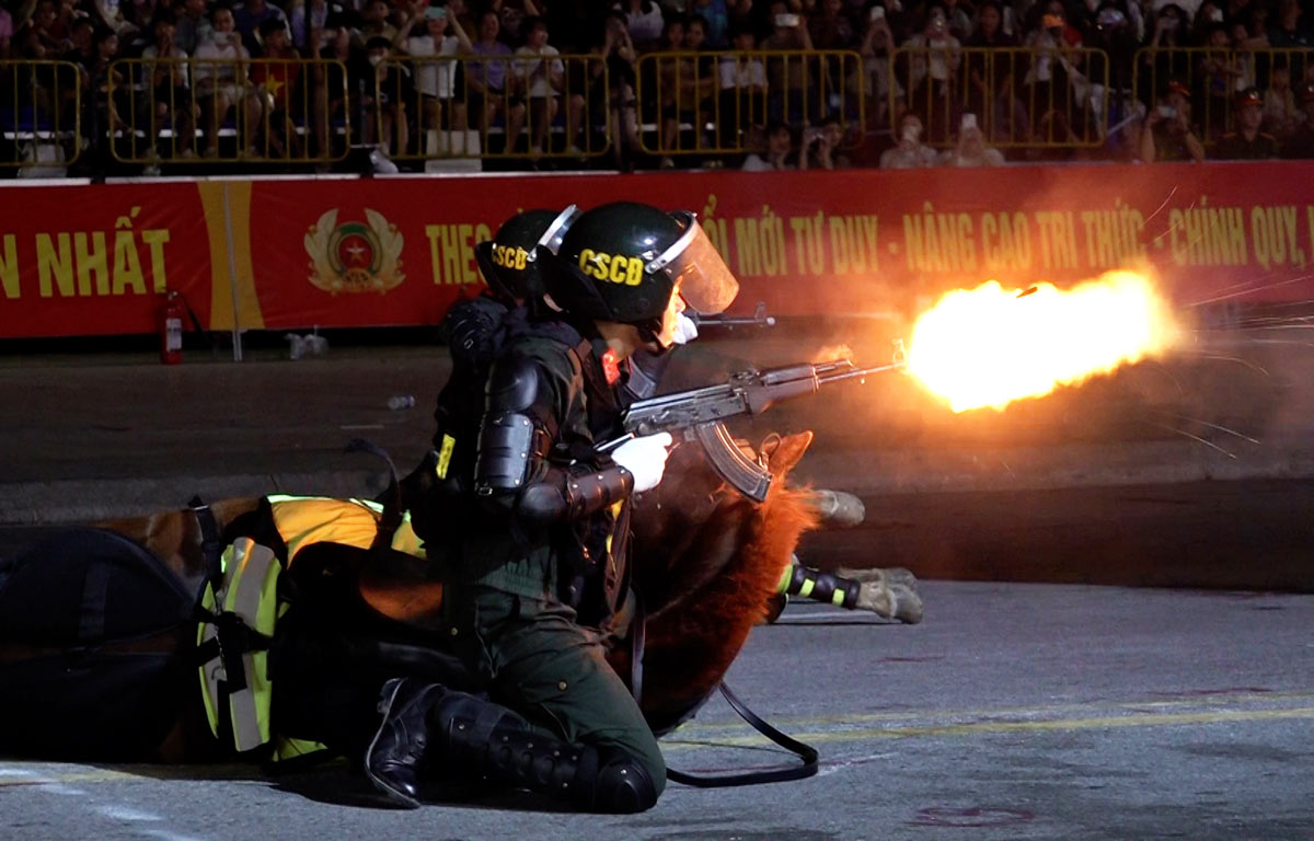 Cavalry performance participating in combat. Photo: Doan Hung
