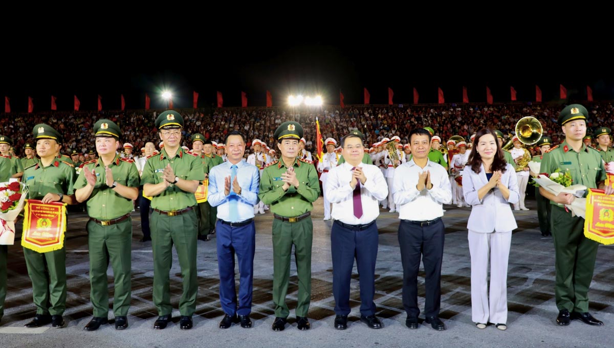 Lãnh đạo Bộ Công an, tỉnh Quảng Ninh trao hoa và cờ cho các đội tham gia Hội thao. Ảnh: Ngọc Anh