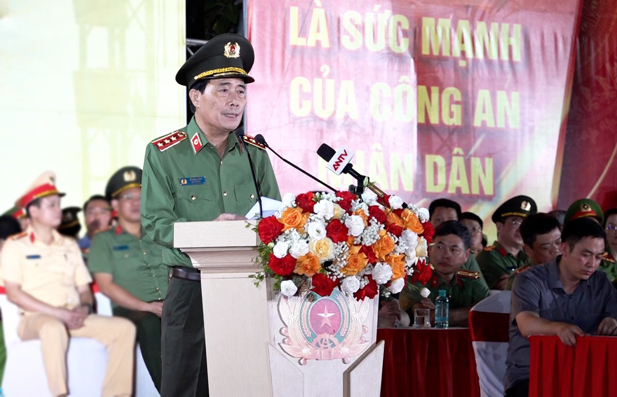 Thượng tướng Lê Quốc Hùng, Ủy viên Trung ương Đảng, Thứ trưởng Bộ Công an, Trưởng ban Chỉ đạo Hội thao, phát biểu khai mạc. Ảnh: Đoàn Hưng