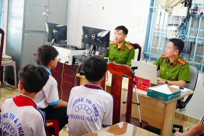 Đoàn viên thanh niên Công an xã Phong Nẫm hỗ trợ học sinh thực hiện định danh điện tử mức 2. Ảnh: Công an Cần Thơ