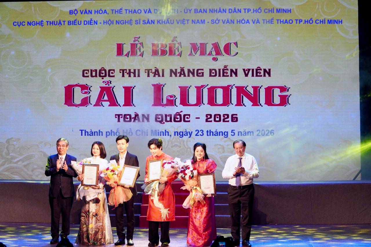 Ông Nguyễn Phước Lộc - Ủy viên Trung ương Đảng, Phó Bí thư Thành ủy, Chủ tịch Ủy ban MTTQ Việt Nam TPHCM và PGS.TS Tạ Quang Đông - Thứ trưởng Bộ Văn hóa, Thể thao và Du lịch trao giải Nhất cho 4 nghệ sĩ. Ảnh: Mai Anh.