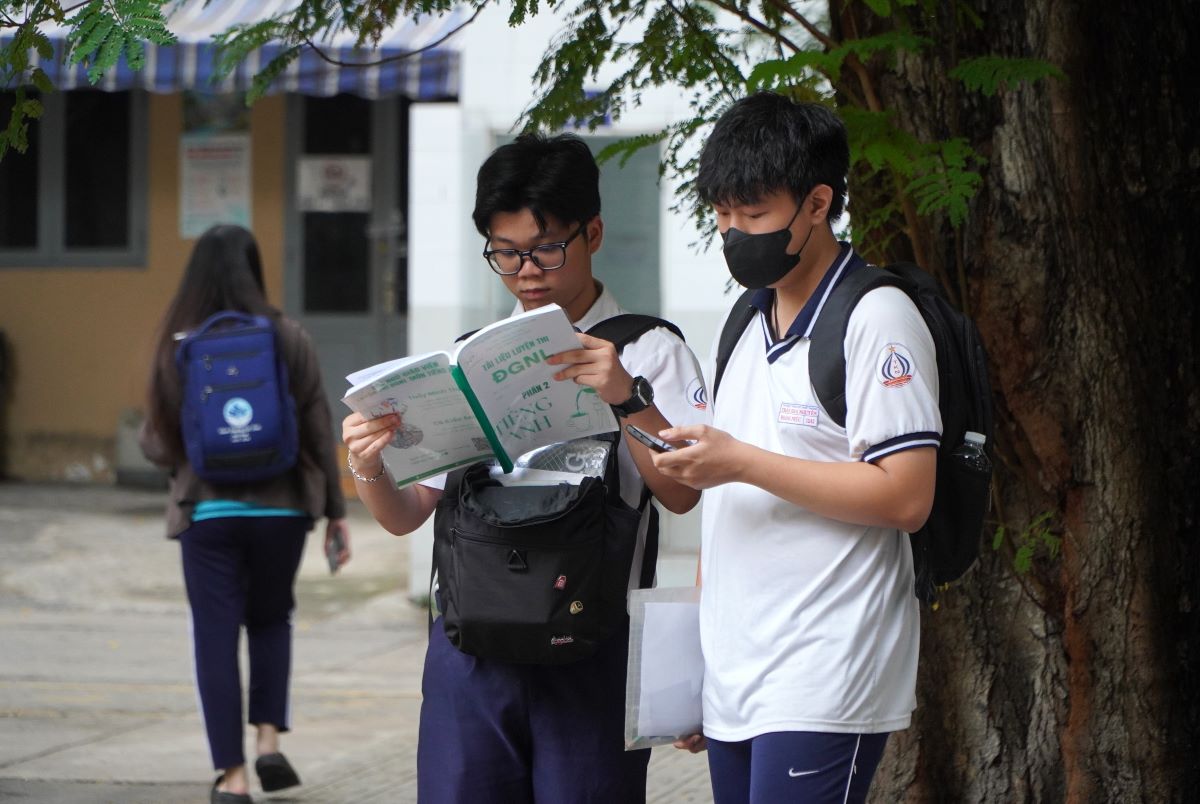 Thí sinh tranh thủ ôn bài trước lúc vào phòng thi. Ảnh: Chân Phúc