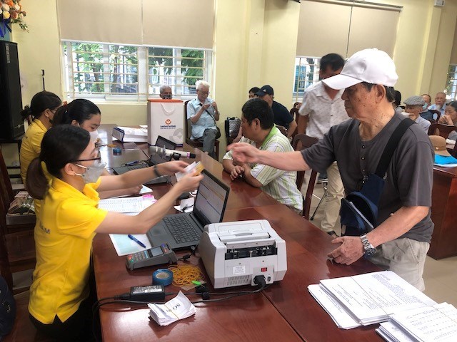 People receive pensions and social insurance allowances. Photo: Que Chi