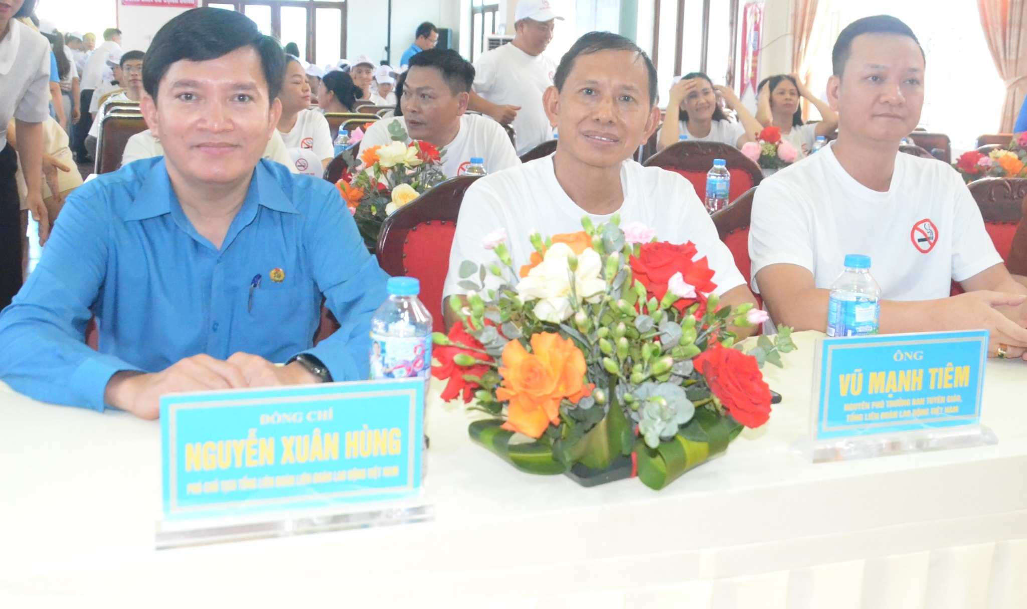 Vice President of the Vietnam General Confederation of Labor Nguyen Xuan Hung (in blue shirt) and delegates attending the Rally to respond to the National No Tobacco Week 2026. Photo: Nguyen Truong