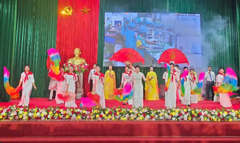 Một tít mục văn nghệ đặc sắc tại lễ mít tinh. Ảnh: Nguyễn Trường