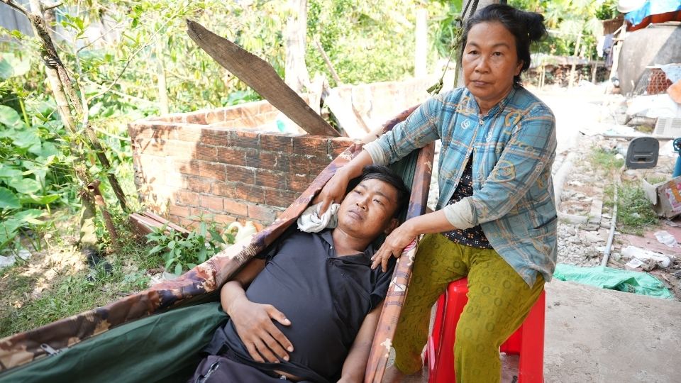 Mr. Nguyen Van Thu is lying on an old hammock after returning from dialysis, his health is increasingly depleted. Photo: Hoang Loc