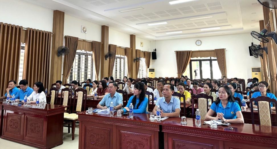 Improving occupational safety and health skills for trade union officials of College of Technology - Tourism No. 10. Photo: Quang Tri Trade Union