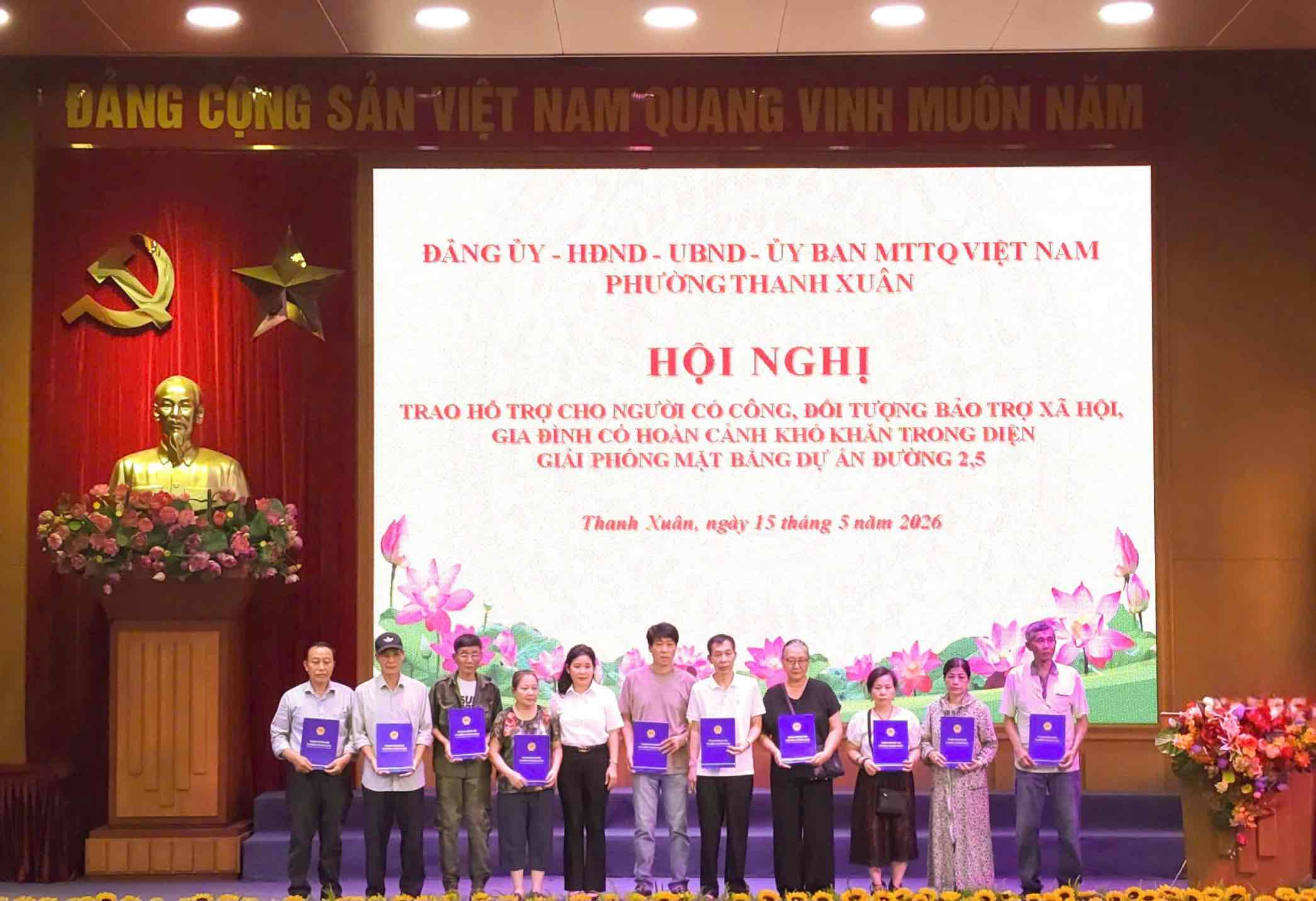 Phường Thanh Xuân trao hỗ trợ cho các gia đình người có công, đối tượng bảo trợ xã hội và hộ khó khăn trong diện giải phóng mặt bằng dự án đường Vành đai 2,5, đoạn Ngụy Như Kon Tum - Nguyễn Trãi. Ảnh: Khánh An