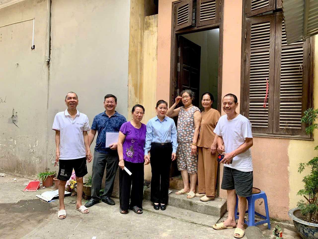Phó Bí thư thường trực Đảng ủy phường cùng Ban công tác Mặt trận tham gia động viên các gia đình trong diện GPMB Vành đai 2,5. Ảnh: Khánh An
