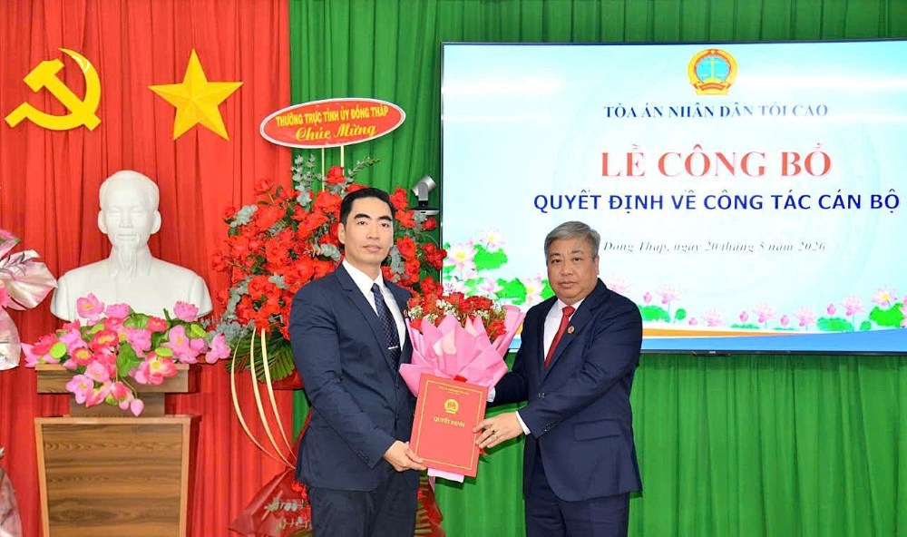 Phó Chánh án TAND Tối cao Phạm Quốc Hưng trao quyết định bổ nhiệm cho tân Chánh án TAND tỉnh Đồng Tháp Bùi Thái Hùng. Ảnh: TAND Tối cao