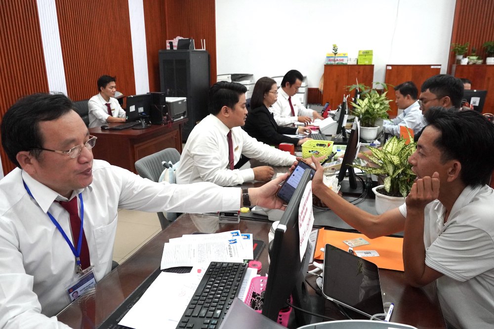 Ciudad Ho Chi Minh apoyará adicionalmente a más de 4.000 personas no profesionales a nivel comunal que renuncien. En la foto, funcionarios del Centro de Servicio Administrativo Público del barrio de Tam Binh reciben y resuelven trámites administrativos para la gente. Foto: Thu Huong