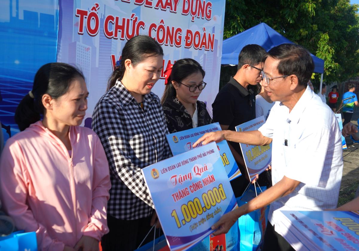 Lãnh đạo LĐLĐ TP Hải Phòng cùng đại diện lãnh đạo xã Tiên Lãng trao quà Tháng Công nhân cho đoàn viên, người lao động hoàn cảnh khó khăn. Ảnh: Mai Dung