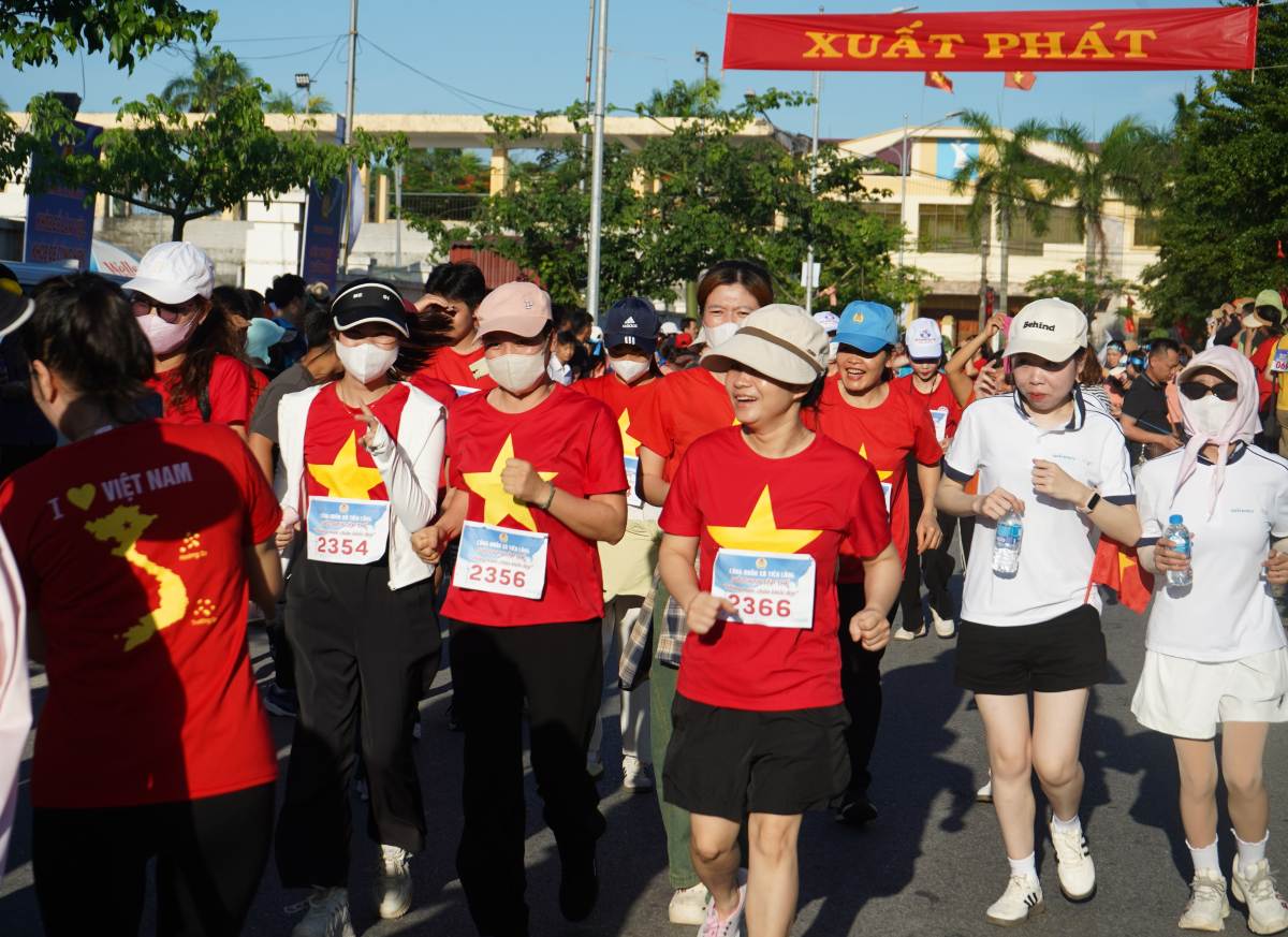 A large number of union members participate in the "Healthy and Beautiful Footsteps" running tournament of Tien Lang Commune Trade Union. Photo: Mai Dung