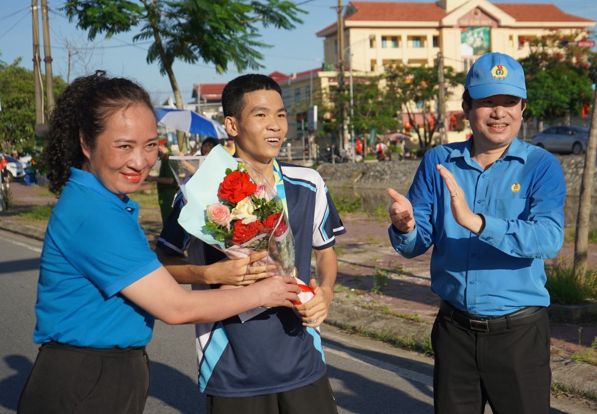 Lãnh đạo LĐLĐ TP Hải Phòng chúc mừng vận động viên về đích đầu tiên. Ảnh: Mai Dung