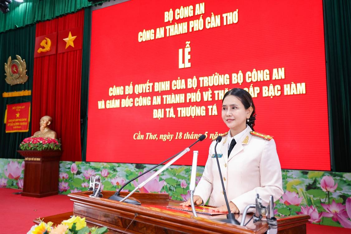 Đại tá Võ Thị Hồng Tiến - Trưởng phòng Công tác chính trị phát biểu sau khi nhận quyết định thăng hàm. Ảnh: Công an TP Cần Thơ