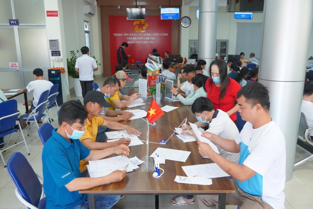 Can Tho completes the arrangement of public non-business units in the third quarter of 2026. In the photo, the Can Tho City Public Administrative Service Center resolves administrative procedures for people. Photo: Ta Quang