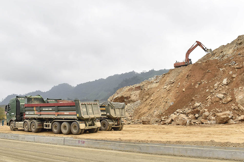 Nhà thầu tập trung nhân lực, máy móc đẩy nhanh tiến độ thi công khu tái định cư xã Trung Sơn (Tuyên Quang). Ảnh: Cổng TTĐT Tuyên Quang