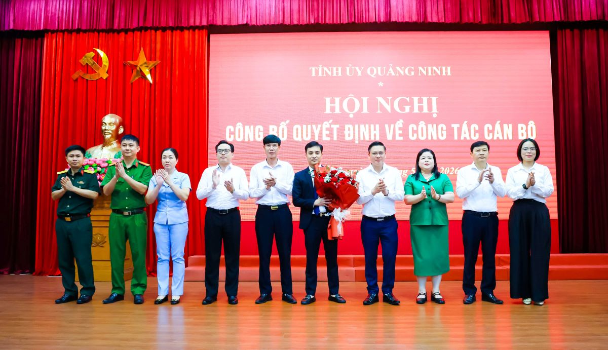 Leaders of Cua Ong ward, Quang Ninh province present flowers to congratulate Mr. Do Quang Diep (standing in the middle, holding flowers). Photo: Cua Ong Ward People's Committee