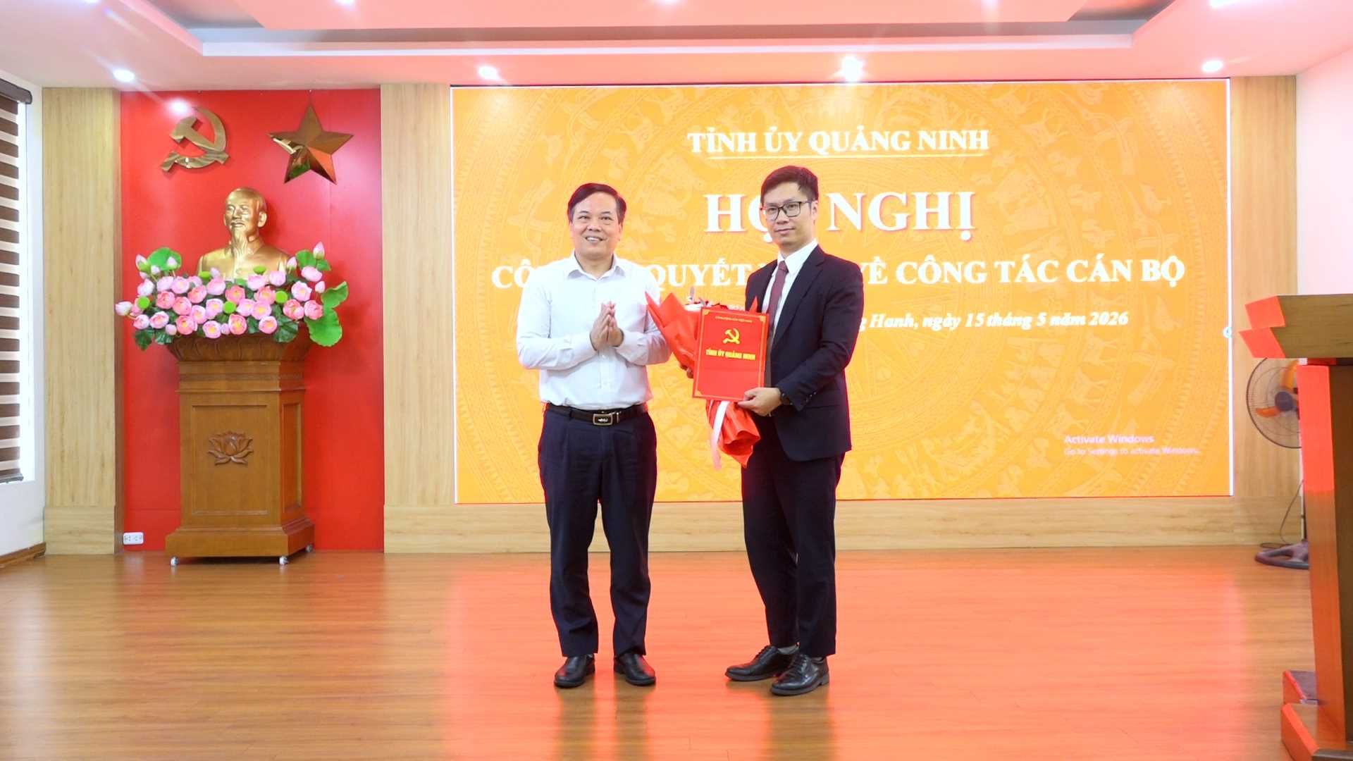 Ông Nguyễn Hữu Thọ - Phó Trưởng Ban Tổ chức Tỉnh ủy Quảng Ninh - trao Quyết định cho điều động, chỉ định tham gia Ban Chấp hành Đảng bộ phường Quang Hanh, nhiệm kỳ 2025 – 2030 cho ông Đỗ Vũ Dự. Ảnh: UBND phường Quang Hanh