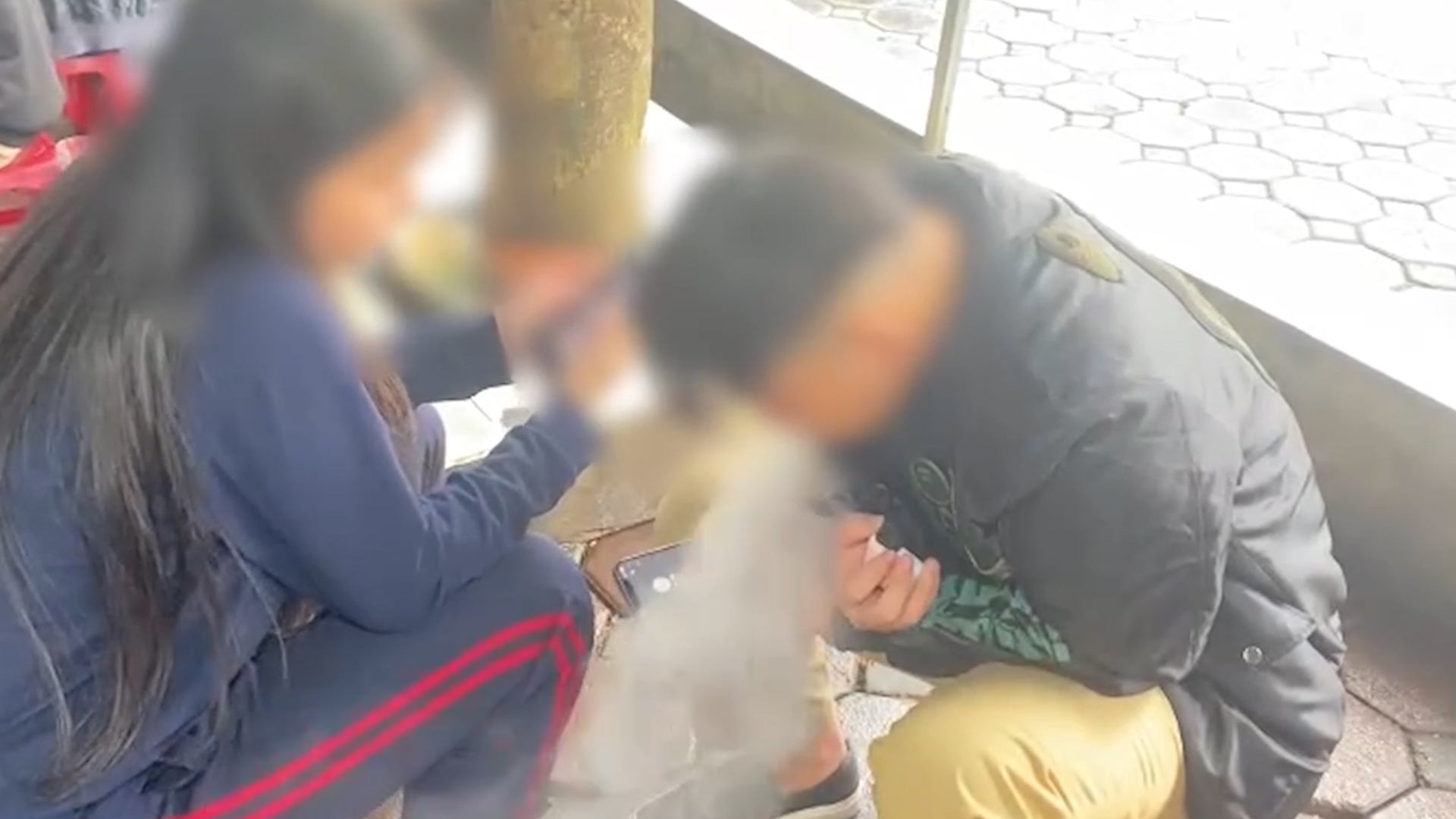 The proposal to ban people born in 2010 from buying and smoking cigarettes has received much agreement. Photo: Hanh Thom