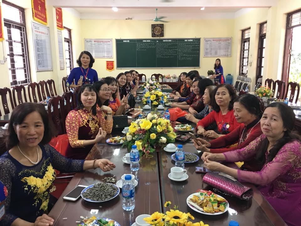 Ms. Lanh (3rd from right) and retired officials are happy when their pensions increase from 1. 7. Photo: Character provided
