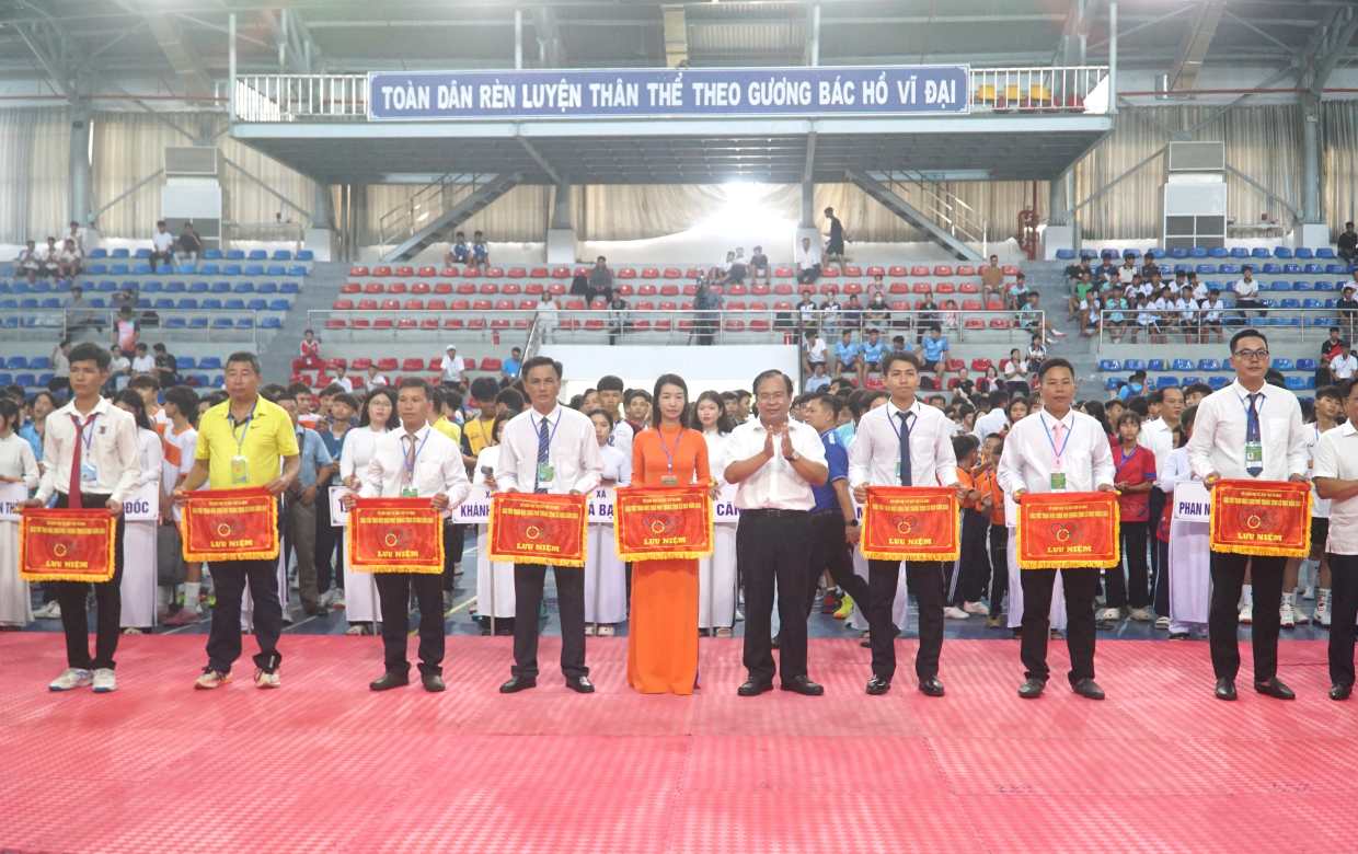 Phó chủ tịch UBND tỉnh Cà Mau Nguyễn Minh Luân trao cờ cho các đơn vị tham gia. Ảnh: Nhật Hồ.