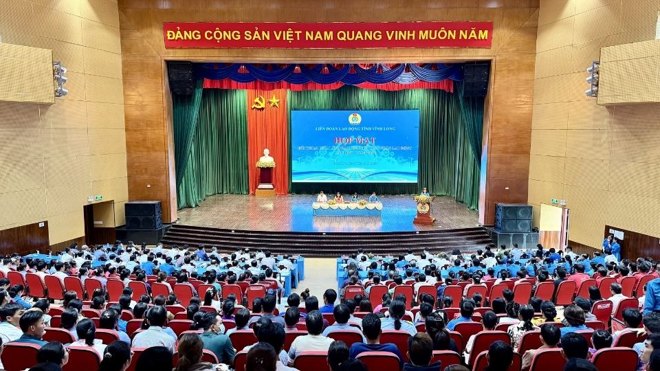 Overview of the meeting and dialogue program between provincial leaders and workers for the first time in 2026 in Vinh Long province. Photo: Hoang Loc