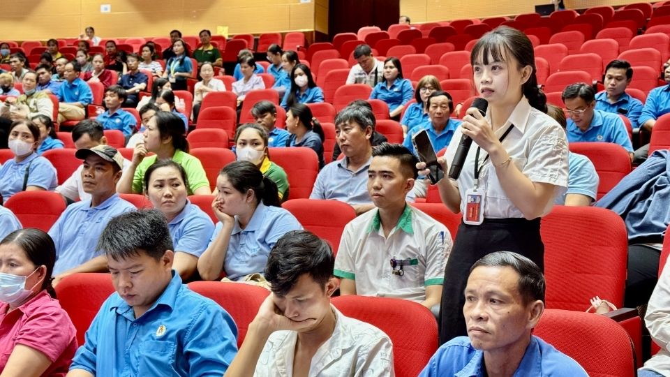 Chị Võ Thúy Kiều - công nhân Công ty TNHH Tỷ Bách kiến nghị hỗ trợ người lao động thu nhập thấp tiếp cận chính sách nhà ở xã hội. Ảnh: Hoàng Lộc