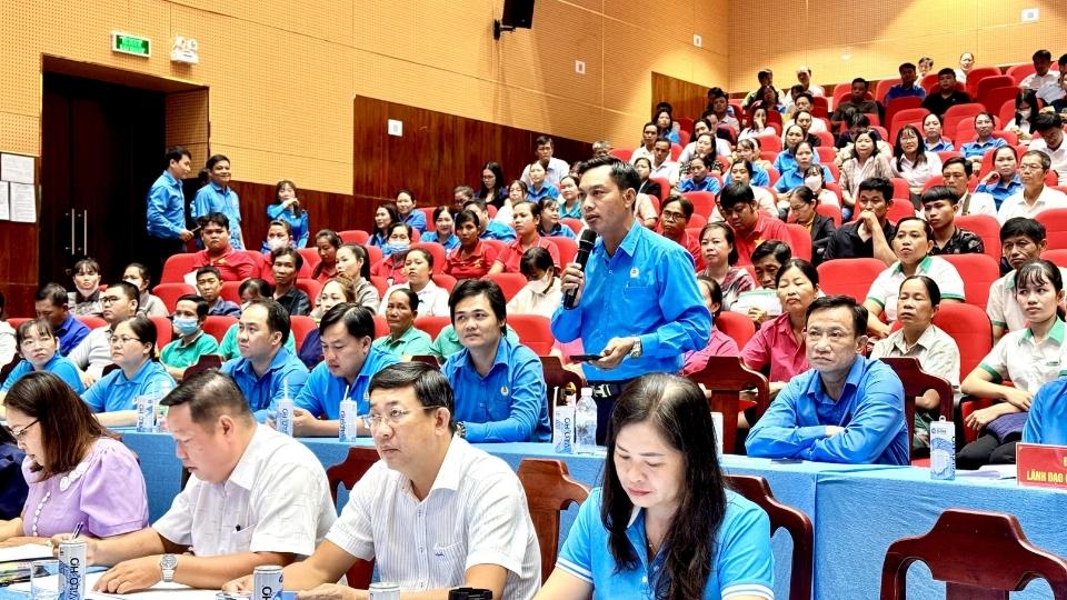 Ông Lê Thanh Hải - Công ty TNHH FAS đặt câu hỏi về tình trạng ùn tắc, mất an toàn giao thông tại khu vực Khu công nghiệp Giao Long. Ảnh: Hoàng Lộc