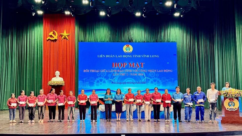 Lãnh đạo tỉnh và Liên đoàn Lao động tỉnh Vĩnh Long trao quà cho đoàn viên, công nhân lao động có hoàn cảnh khó khăn tại chương trình đối thoại năm 2026. Ảnh: Hoàng Lộc