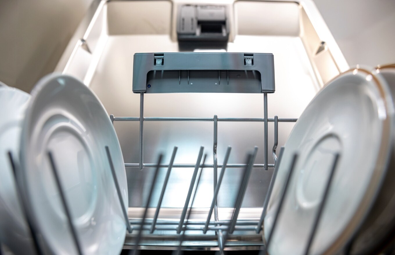 White vinegar can help remove dirt, odors and bacteria in dishwashers. Photo: Thuy Duong