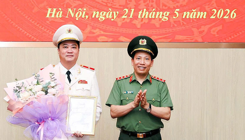 Major General Nguyen Viet Giang (left) was transferred to receive work and hold the position of Director of the Department of Movements to protect national security. Photo: Hien Ha