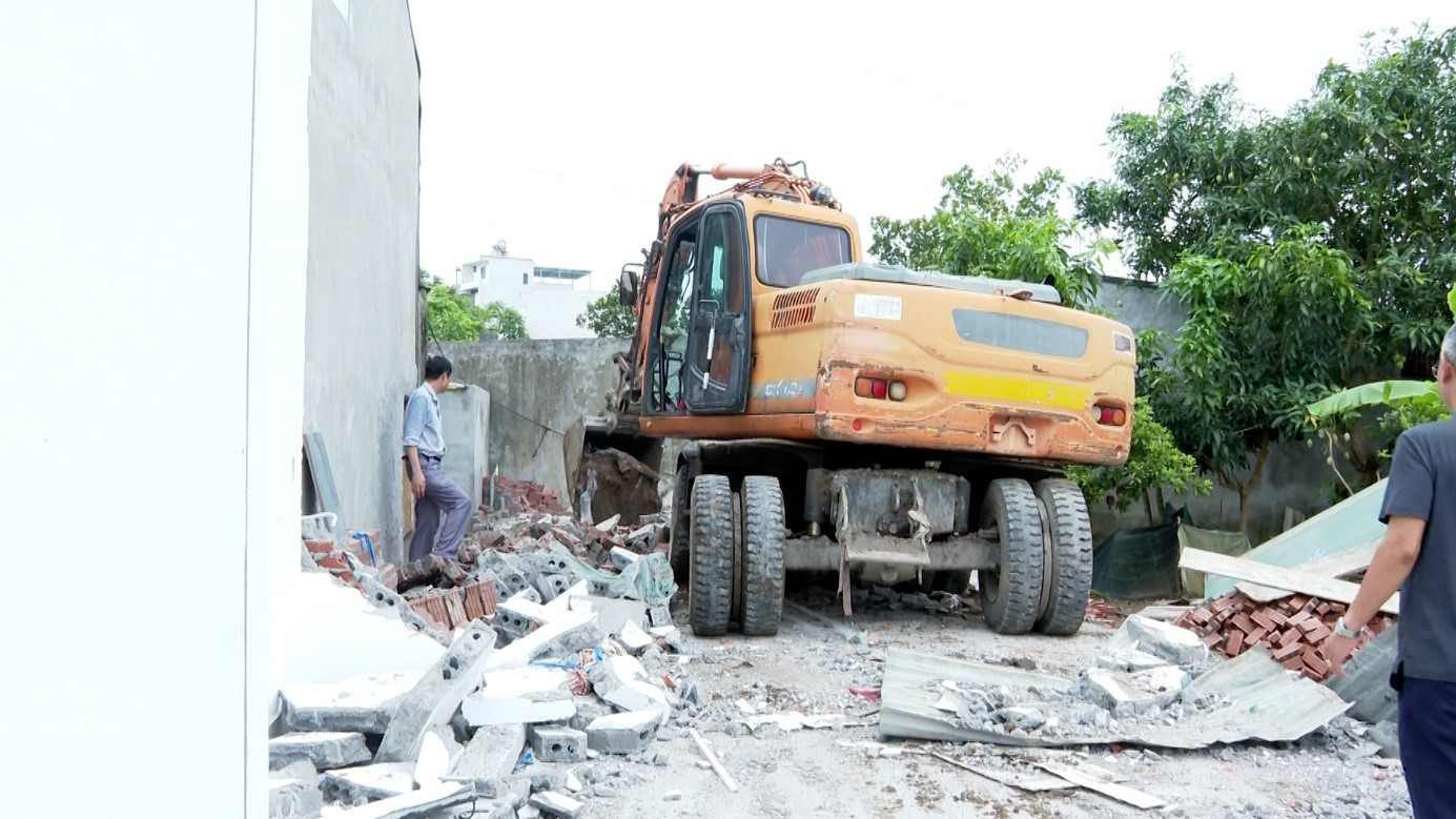 Functional forces of Tran Hung Dao ward organize the coercion of land-violating works in the area. Photo: Tran Hung Dao Ward
