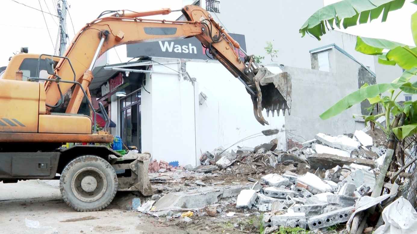 Việc cưỡng chế được thực hiện công khai, đúng quy trình, bảo đảm an toàn và an ninh trật tự. Ảnh: Phường Trần Hưng Đạo