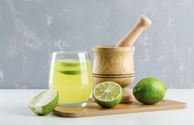 White vinegar and lemon juice are both natural cleaning ingredients. Photo: Thuy Duong