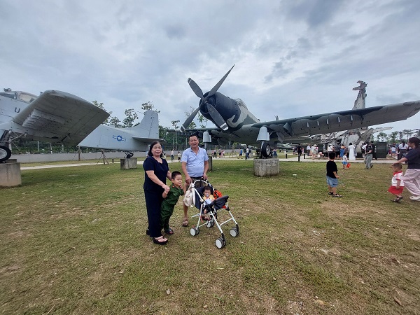Mrs. Uyen's family takes their children and grandchildren on vacation to celebrate the increase in pensions. Photo: Xuyen Dong